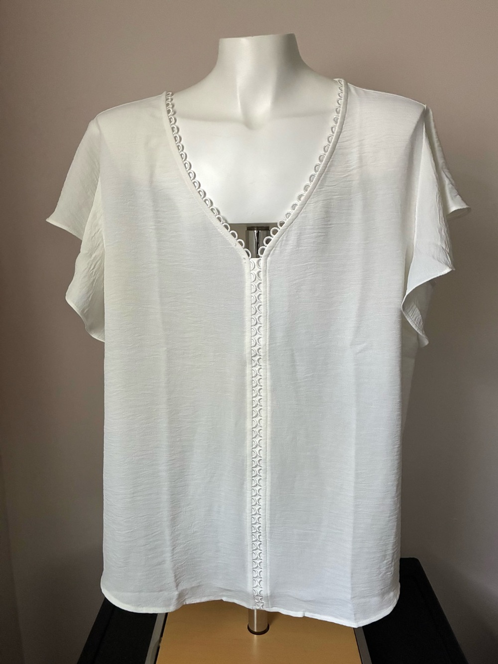Fortune + Ivy Women's White V-Neck Trimmed Short-Sleeve Blouse